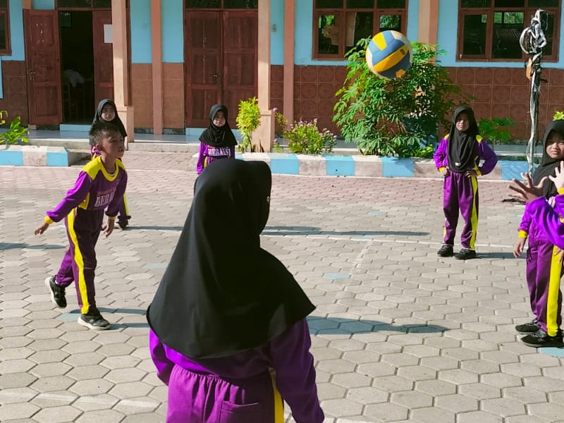 Kegiatan Olahraga lempar pasing bola voly